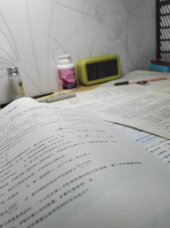 高一的儿子每天晚上回来都说，太难了，学不会，化学不会，生物不会，啥都不会[流泪]