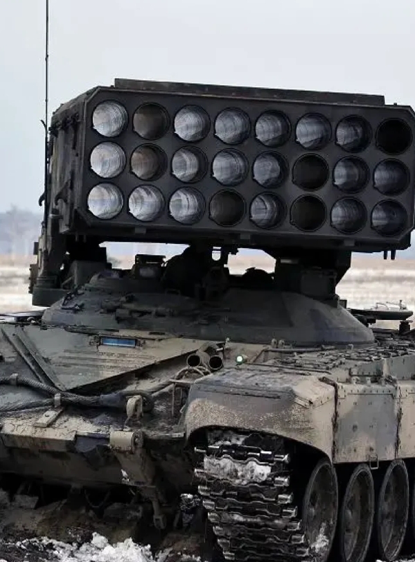 TOS-1A，也被称为“Buratino”，是俄罗斯开发的一种强大的重型火焰喷射