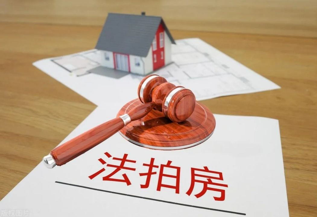 这就是没钱还任性的下场！湖南一男子，竞得一套法拍房，222万。然而，当他入住时，