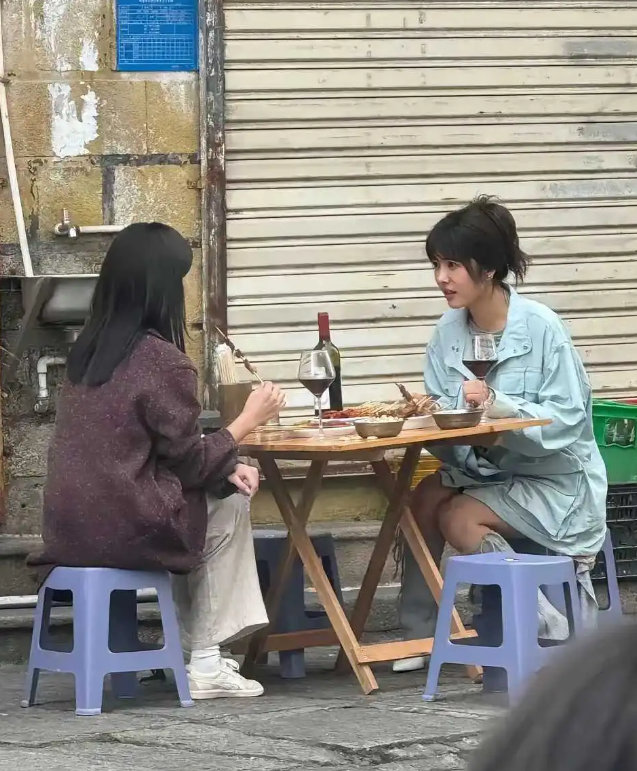 原来明星也会吃地边摊啊