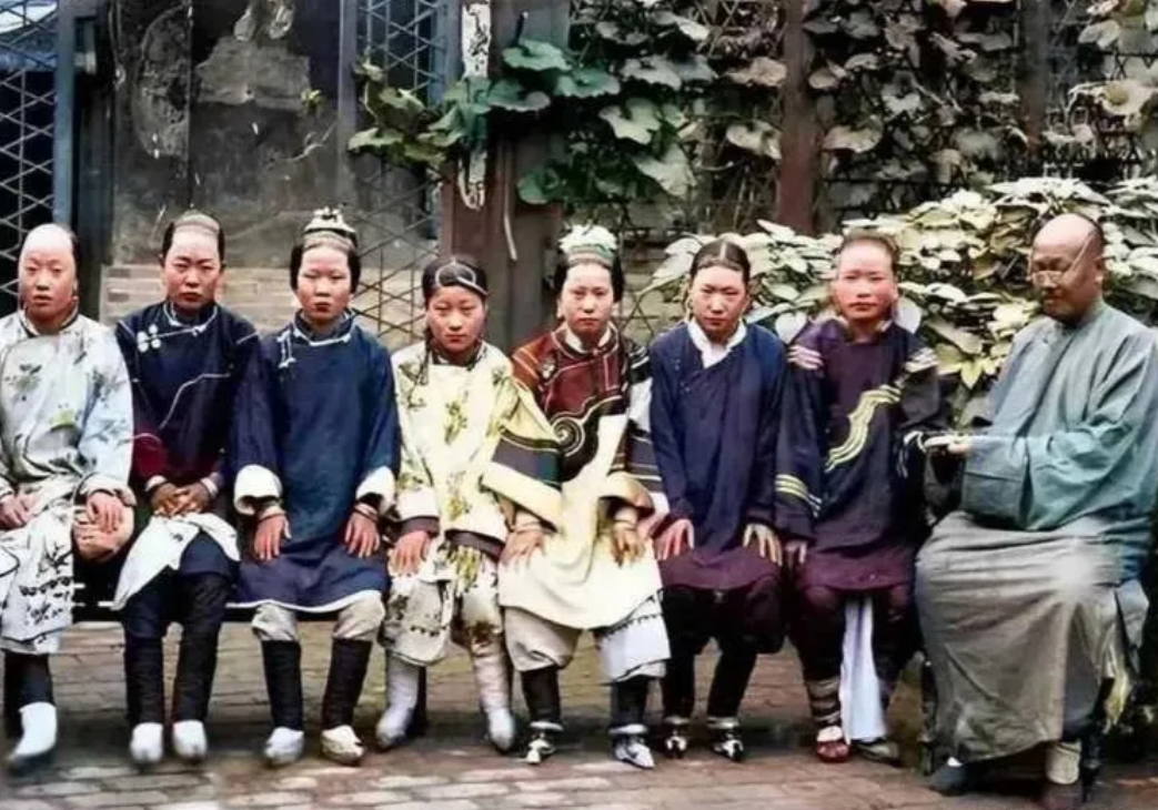 清朝一人娶了七个老婆，也没什么好羡慕的，就一个看着还行，难道是我审美太高了？
