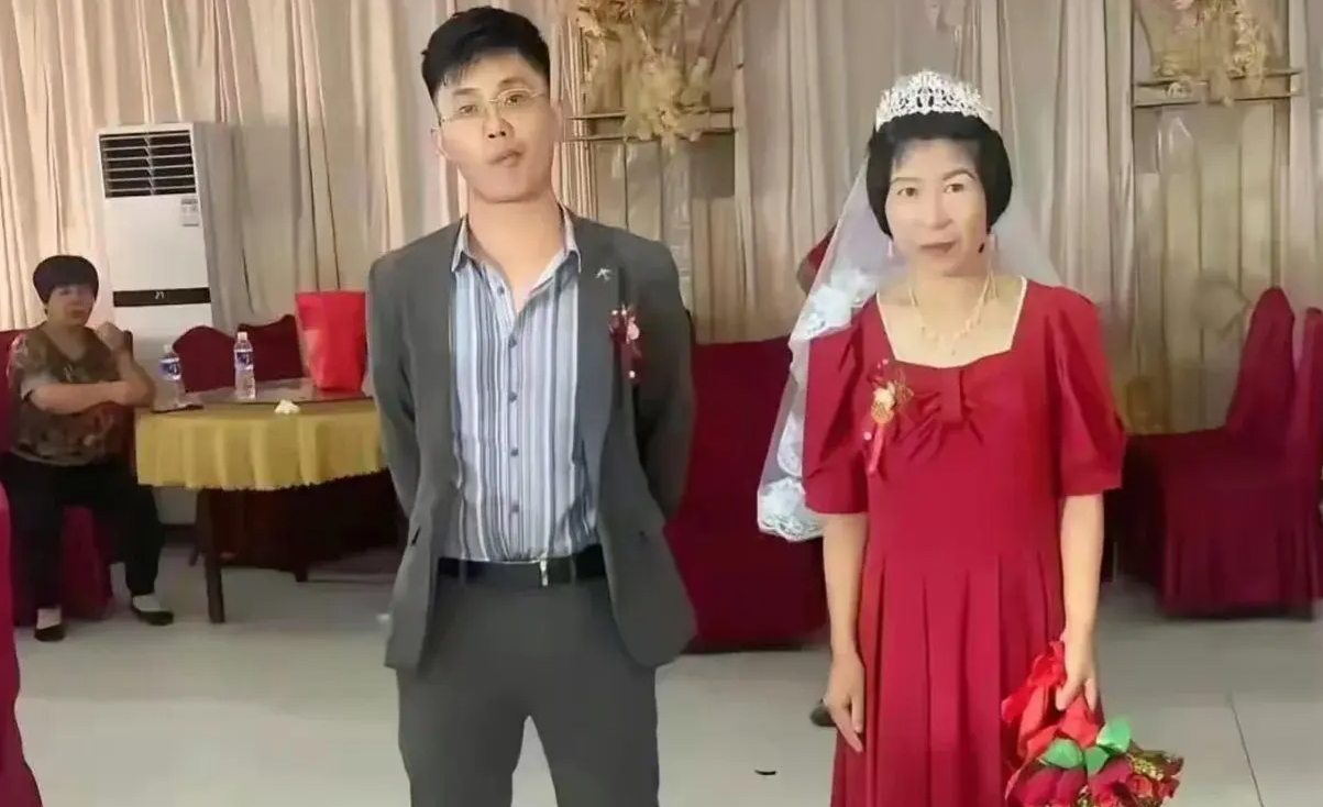 新郎到底怎么了，怎么那么不开心，这可是大喜的日子啊！