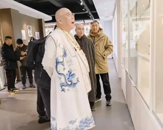 佛教主席李杰比释永信还厉害 , 一身的珠光宝气 , 他看起来不像和尚更像土豪
