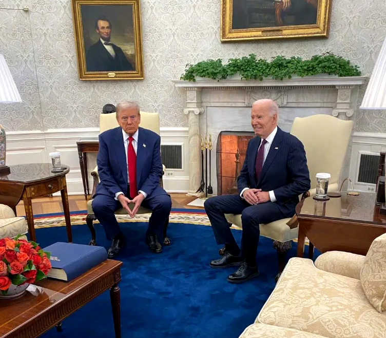 拜大人托孤？
1.特朗普和拜登在白宫会面，一个面色凝重，闷闷不乐，一个面露喜色，