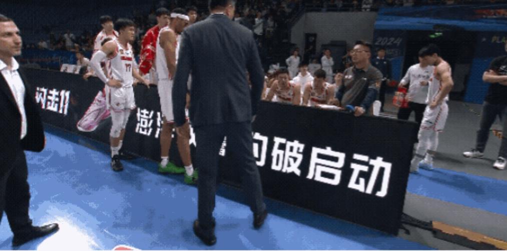 陈盈俊投进准绝杀三分后，杜峰指导向防守陈盈俊的杜润旺致以亲切的问候，但是显然这样