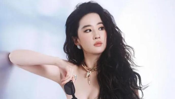 高贵之星刘亦菲，红毯压轴点亮嘉人晚宴夜晚