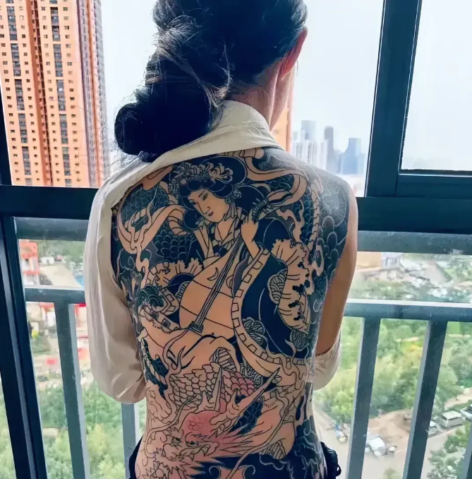 看出来了这是啥图案了吗？你会接受一个全身纹身的伴侣吗?