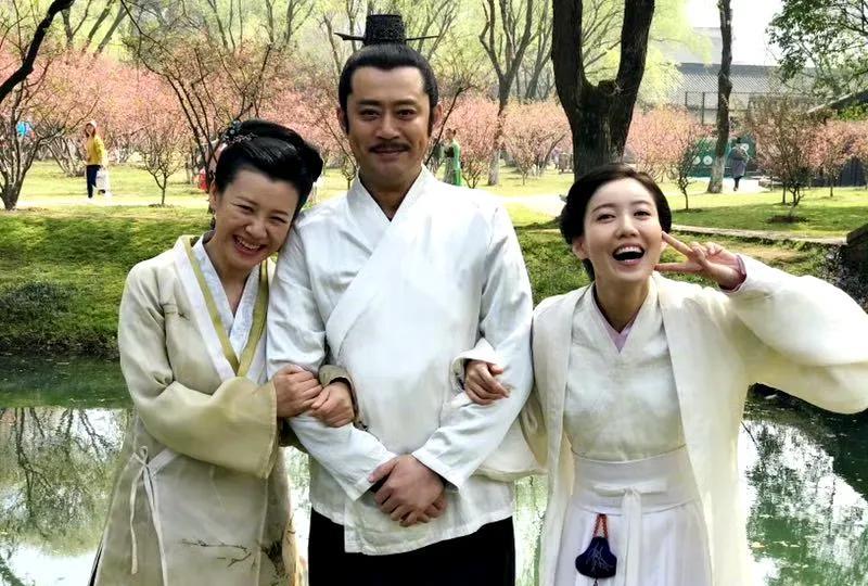 《六姊妹》里的二姐何家文在“古代”居然是爸爸何常胜的小老婆，哈哈哈！知否早前的花