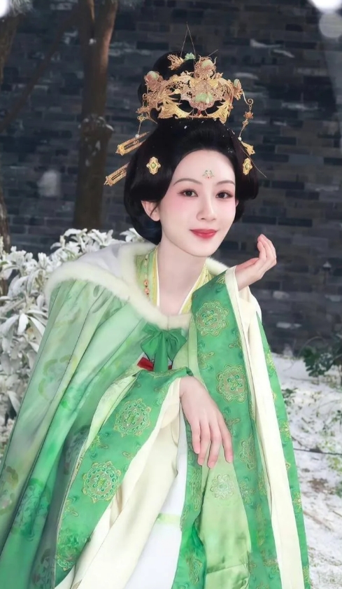 杨紫以一袭华美唐装惊艳亮相红毯，仿佛从古代画卷中走出，典雅高贵，手中的团扇和画轴