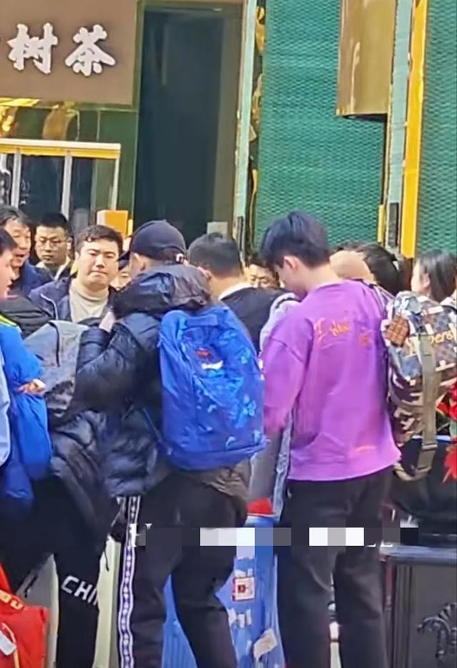 国乒抵达成都：孙颖莎何卓佳一起，王楚钦笑的开心，肖导也跟赛了