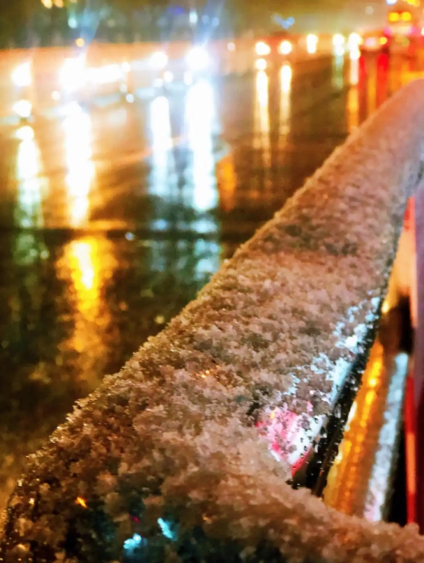 今天老家发照片给我说下雪了，我才记起来这都已经过了大雪节气了。

转身看看窗外，