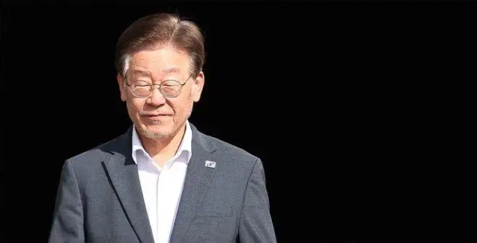 李在明在韩国政坛也算是励志的典型！辍学，童工，伤残，自学，中央大学，律师，市长，