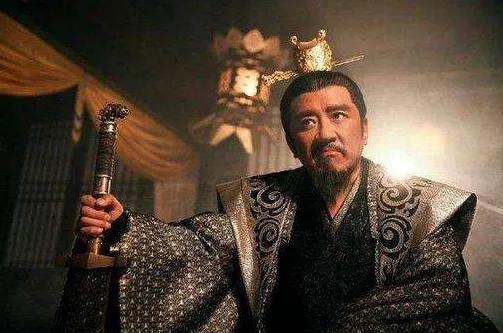 在五代十国的历史中，朱友珪通过弑父篡位的故事尤为残酷。朱温，作为前唐的开国皇帝，