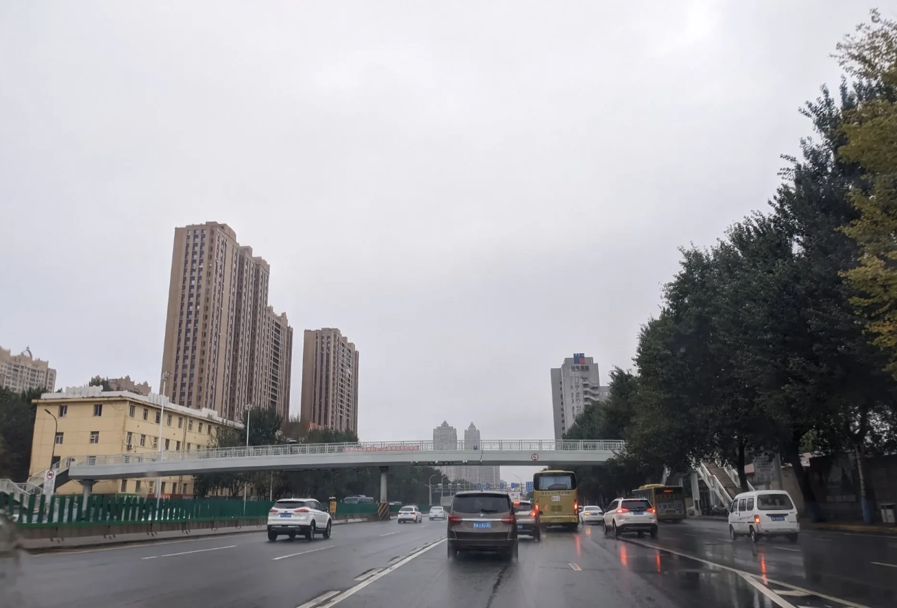 家母因为交通事故骨折住院，恰好这两天因交通事故判决杀法官的案子讨论激烈。别的不提