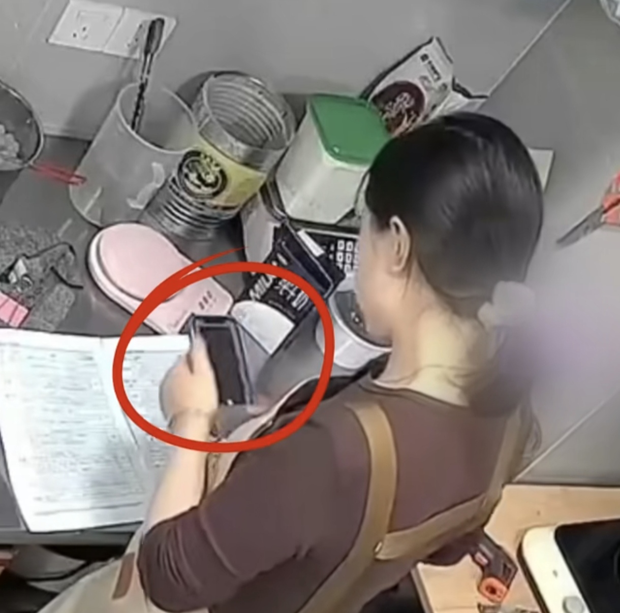 湖州糖水店上演谍战风云，女员工偷拍配方，老板反制设局。
前两天浙江湖州一家新开业