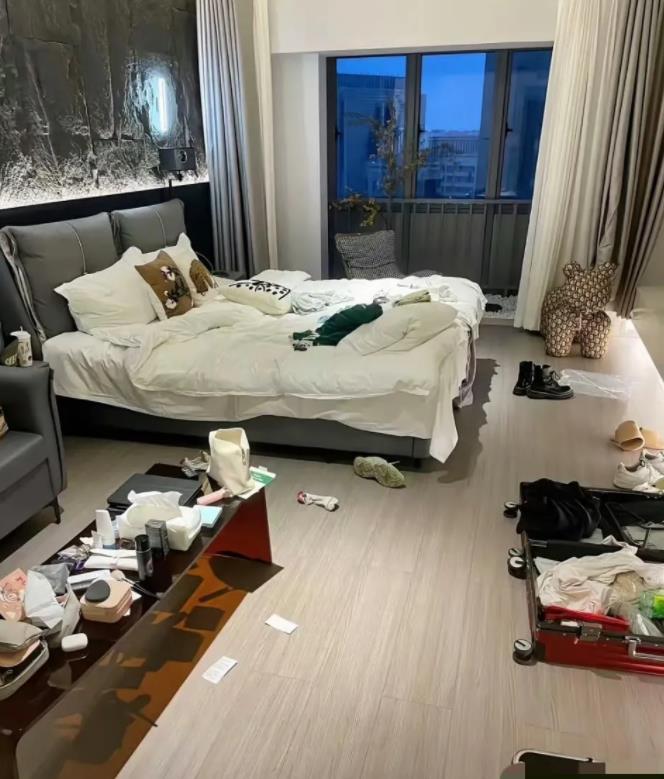 老婆说自己一个人出差在外，帮忙看看照片里有没有什么猫腻？