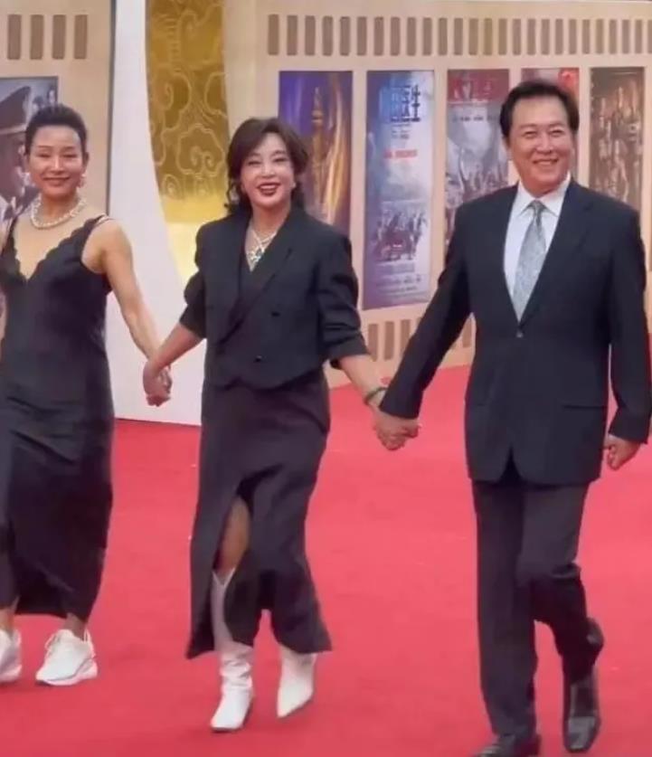 这三人走红毯的状态太颠了！刘晓庆左手拉着陈冲，右手拉着唐国强，感觉他们三个跟幼儿
