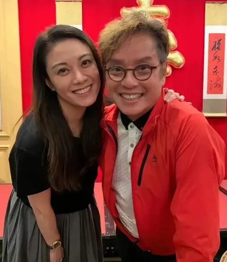 谭咏麟家庭背景大揭秘：

1.爸爸：谭江柏，广州人，老足球运动员，参加过1936