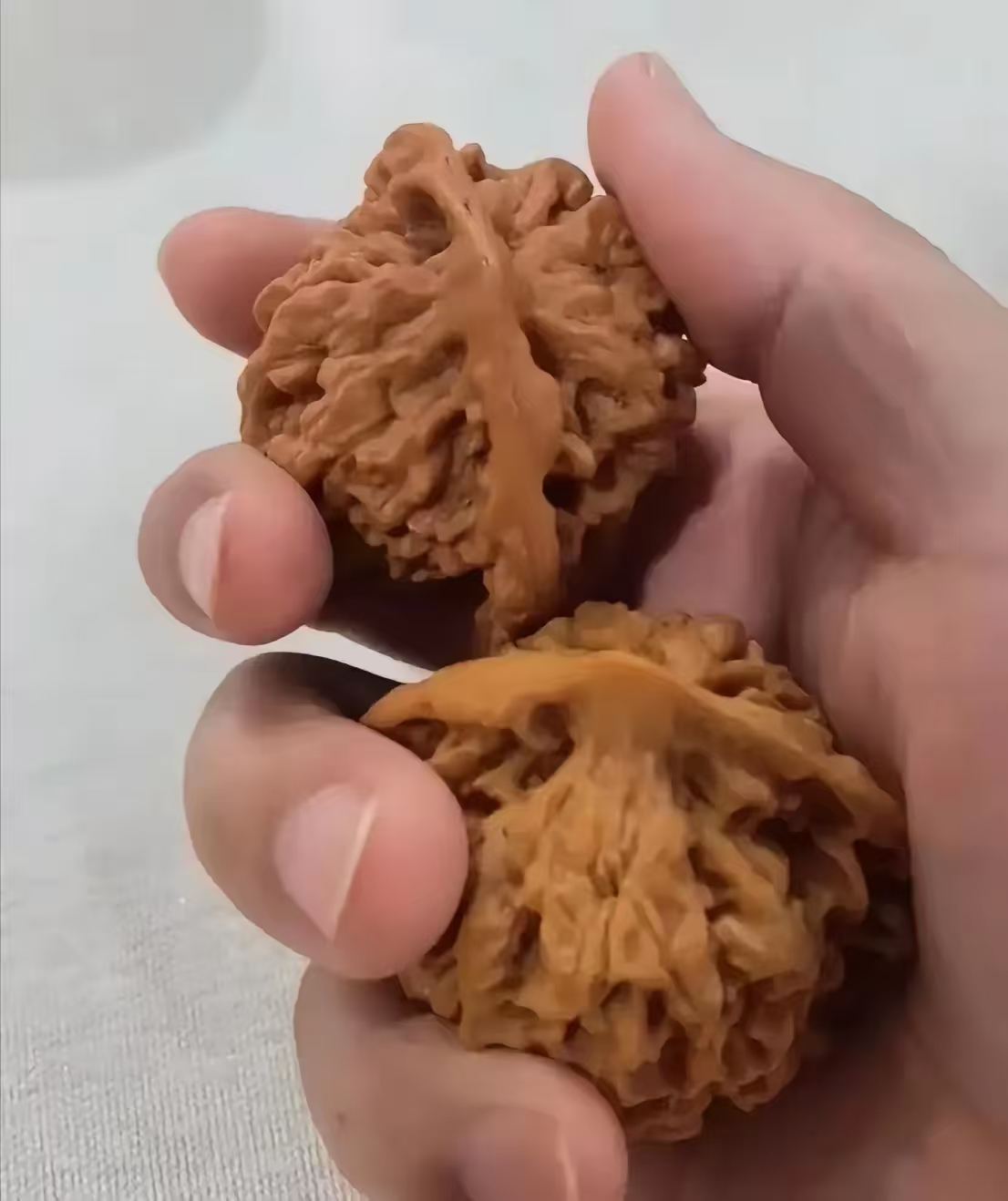 盘了三年的核桃今天被孩子砸开了