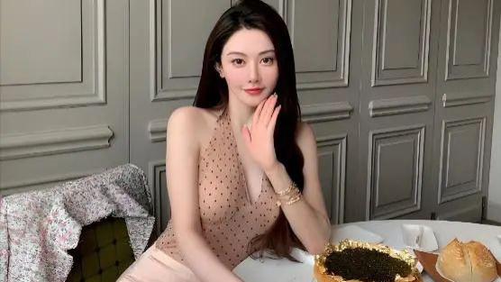 冯绍峰新女友“曝光”！面容身材疑似周麟嘉，对方比他小19岁？
