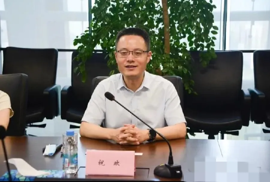 在苏州，有个清华毕业的科员叫马翔宇，他举报了自己的局长。看来是要鱼死网破的节奏。