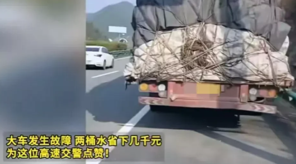安徽合肥，高速公路上，一辆大货车突发故障，停在了应急车道上等待维修。司机李师傅心