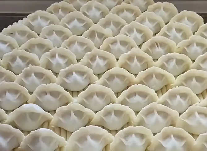 这是我第一次到婆婆家与她一起包饺子。在摆放饺子的时候，我采用了自己习惯的方式，婆