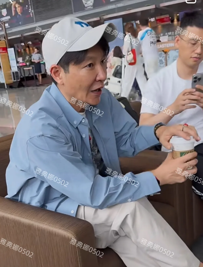 天啊，李宗翰怎么变成这样了？脸好僵啊！
机场遇到李宗翰，他真的很可惜，年轻时候的