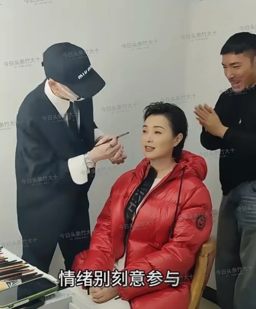 看来演员化妆和不化妆还是有区别的，感觉平日还是化点淡妆好看。看左图吴越正在化妆，