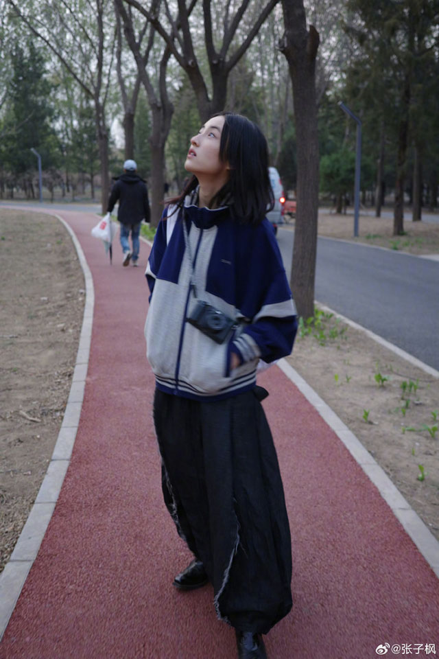 #张子枫素颜逛公园#妹妹从来不是颜值挂，4岁起吃的就是实力饭。好久不见，她身上似
