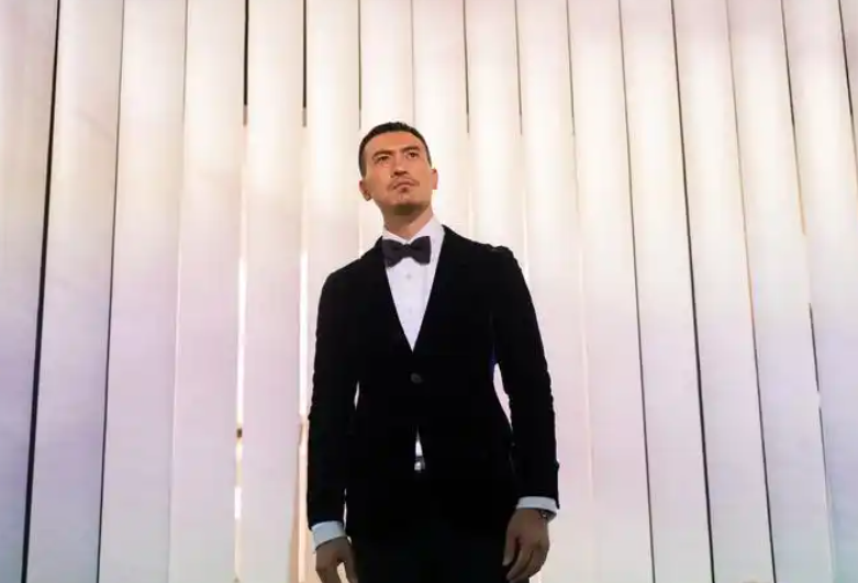 一次，主持人问纪焕博:“你看到自己想买的东西怎么办？”纪焕博说:“我想要买的话，