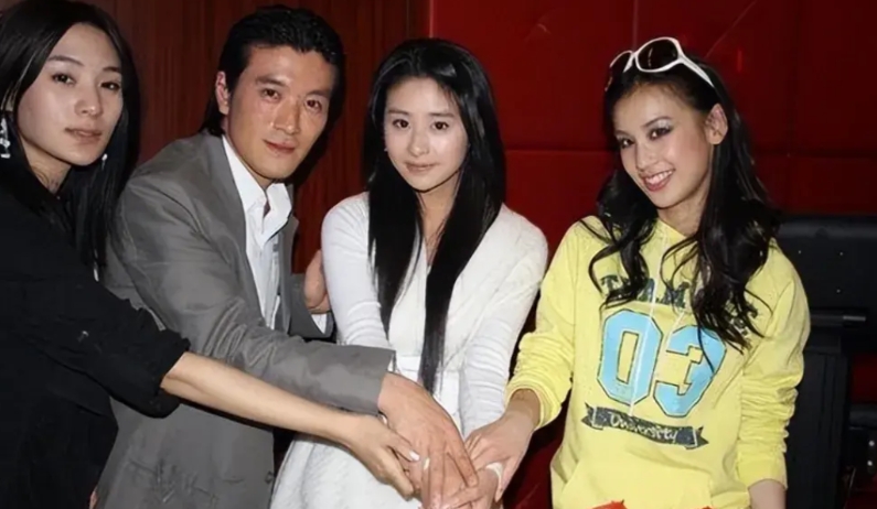 最近大家都在聊杨子与黄圣依的故事，但很多人似乎忘记了这件事。
那一年，杨子旗下除