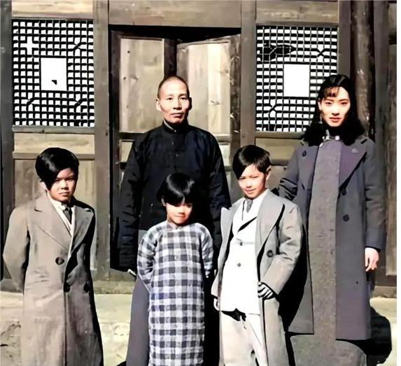 1949年12月5日，国民党上将刘文辉在成都大摆筵席，张群、顾祝同、胡宗南等军政