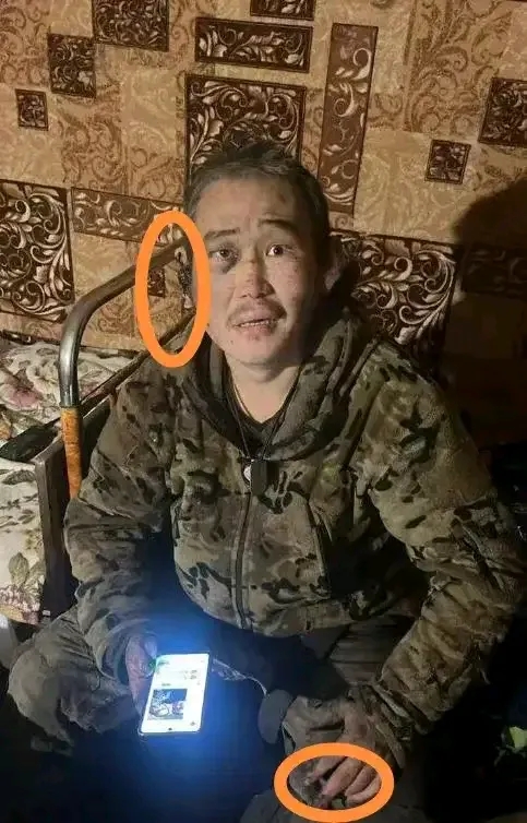 空手夺白刃的俄军手指细节