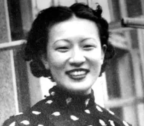 1958年，清朝末代格格金默玉被捕入狱。两年后，丈夫马万里就让人拿来离婚协议书，