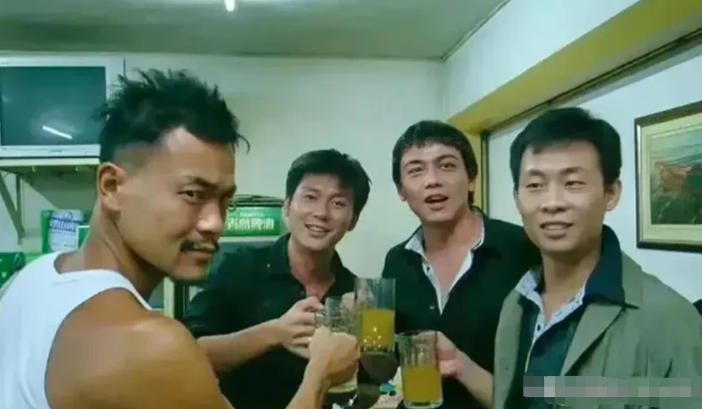 当年的“小包总”和“大黑牛”都好青涩，那时候的四位都还是默默无闻的演员，他们合作