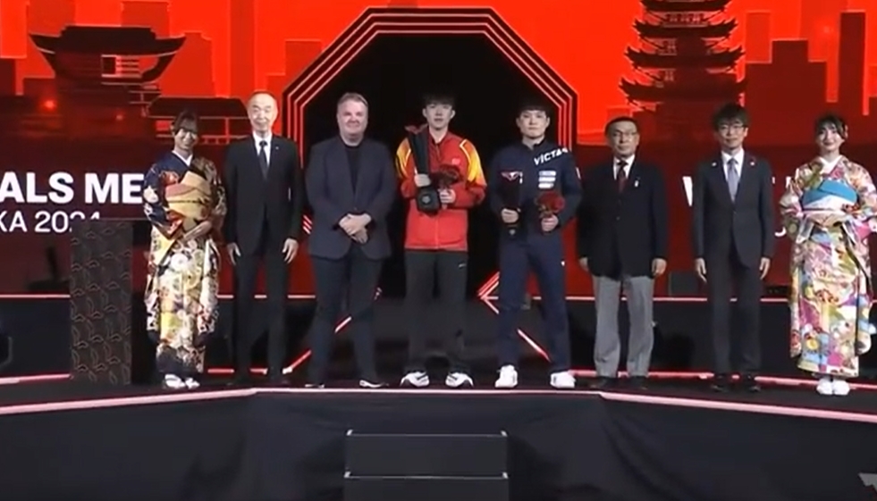 颁奖仪式！王楚钦领取冠军奖杯，扔花束现场疯狂，张本智和撇嘴
王楚钦和张本智和在巅