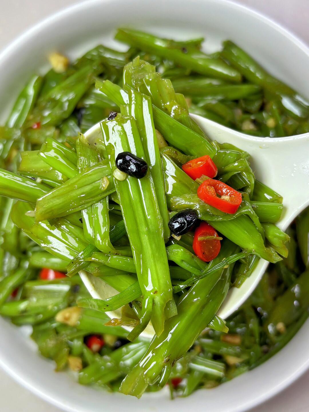 空心菜不要再清炒拉‼️放点辣椒豆豉炒出来的巨下饭🍚怎么吃都吃不腻😋空心菜脆嫩