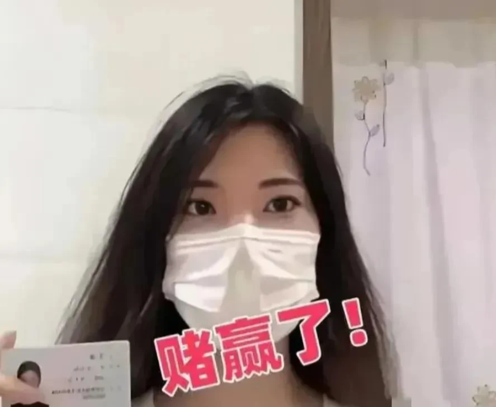 人民大学的同学们私下里议论说，那位女博士的爸爸真是拼尽全力了，一次又一次地去找王