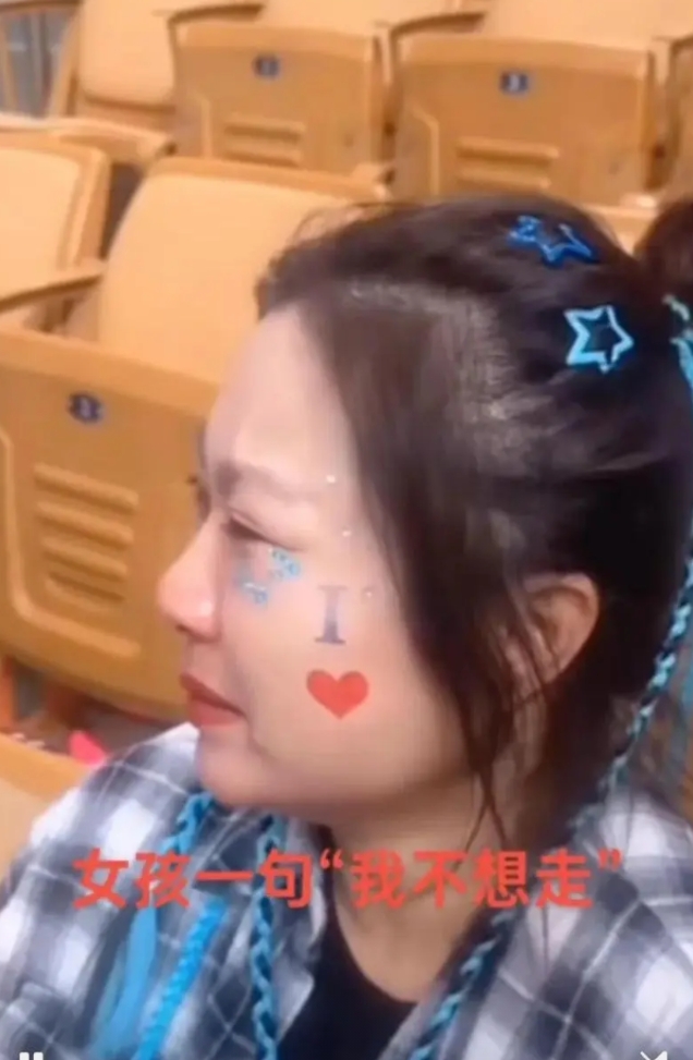 演唱会散场半小时后，济南奥体中心保安发现异常。

黑衣女子死死抓着座椅扶手，口罩