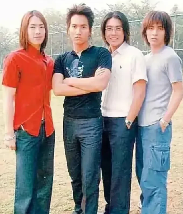 严重怀疑当年的审美，哪来的帅气？