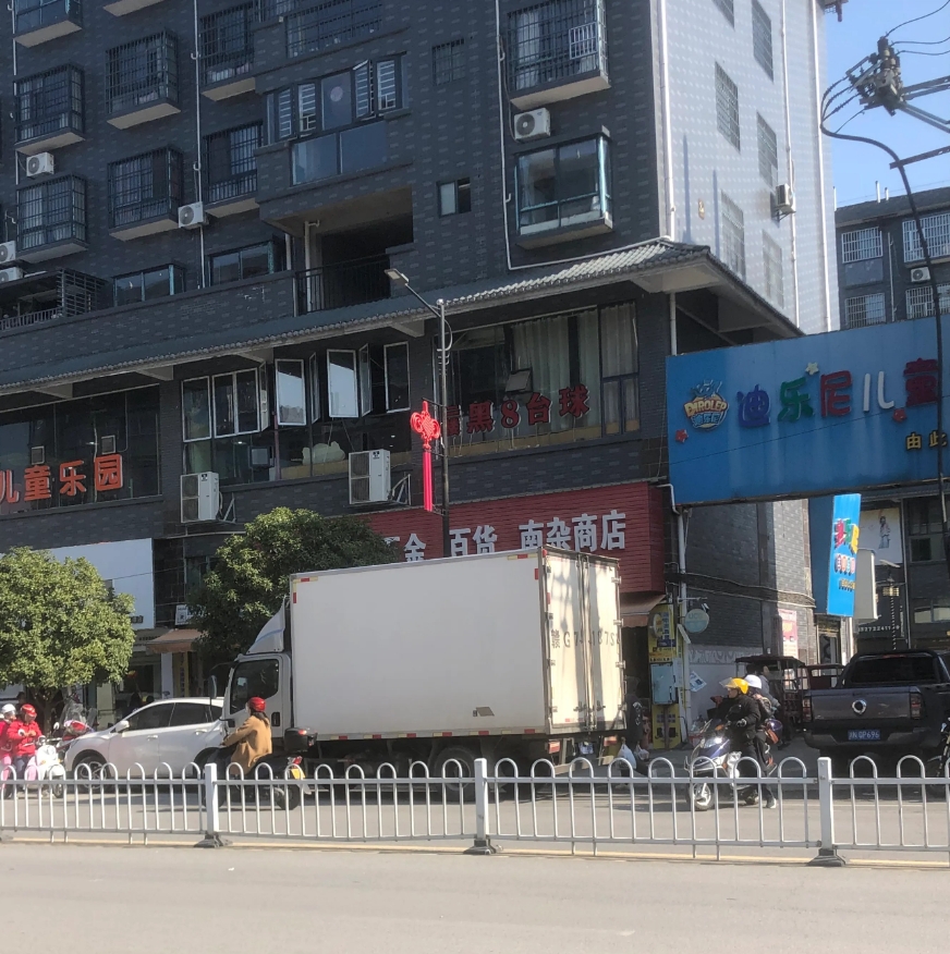 全国可能就湖南没有普及普通话了！
我在浙江上班，发现这里的很多父母跟孩子交流都是