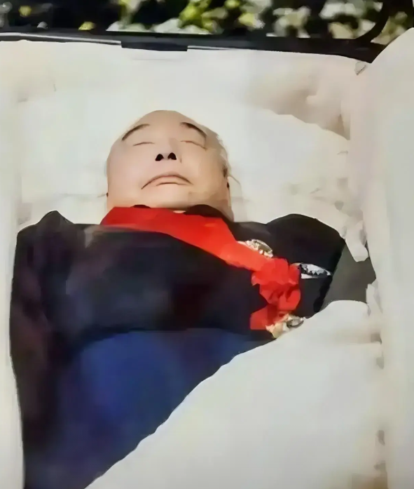 1988年，蒋经国入殓现场，留下了一张罕见的遗容，照片中他穿着黑色马褂，因为糖尿
