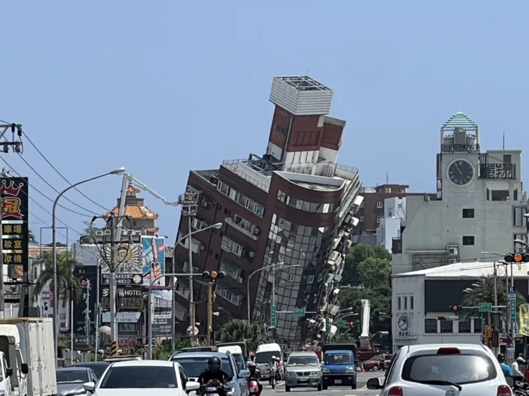 强震花莲大楼倒塌！台湾歌手目击吓傻了：想逃根本动不了！
台湾今日上午7时58分发