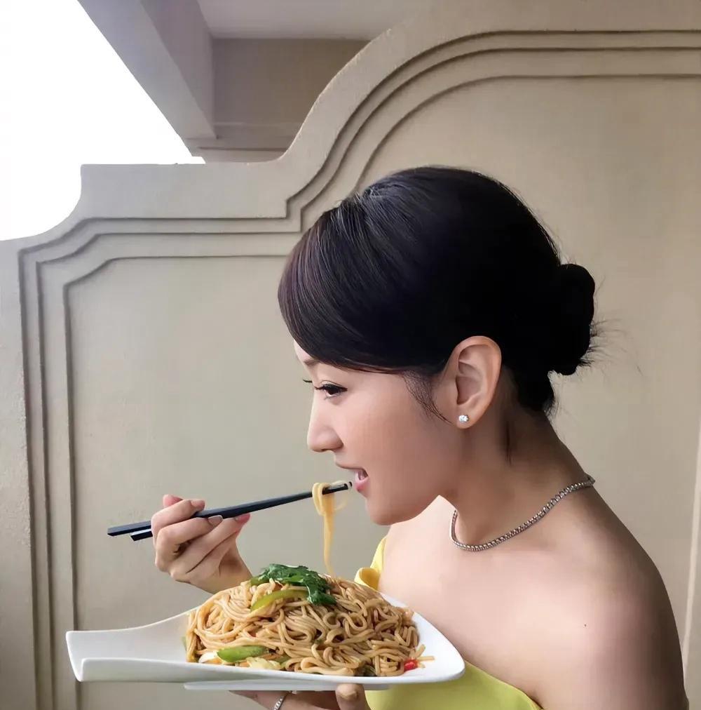 杨钰莹在别墅里吃江西炒粉！她真的很漂亮，想不通为什么不结婚不生娃呢！年纪也不大，