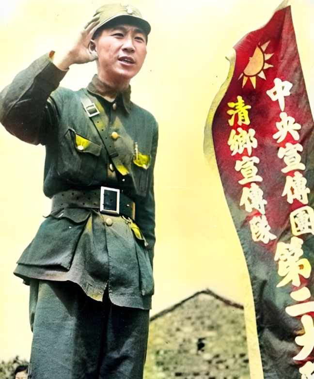 1942年，清乡宣传队第二大队的一名队员站在讲台上绘声绘色地宣传清乡运动。这名身