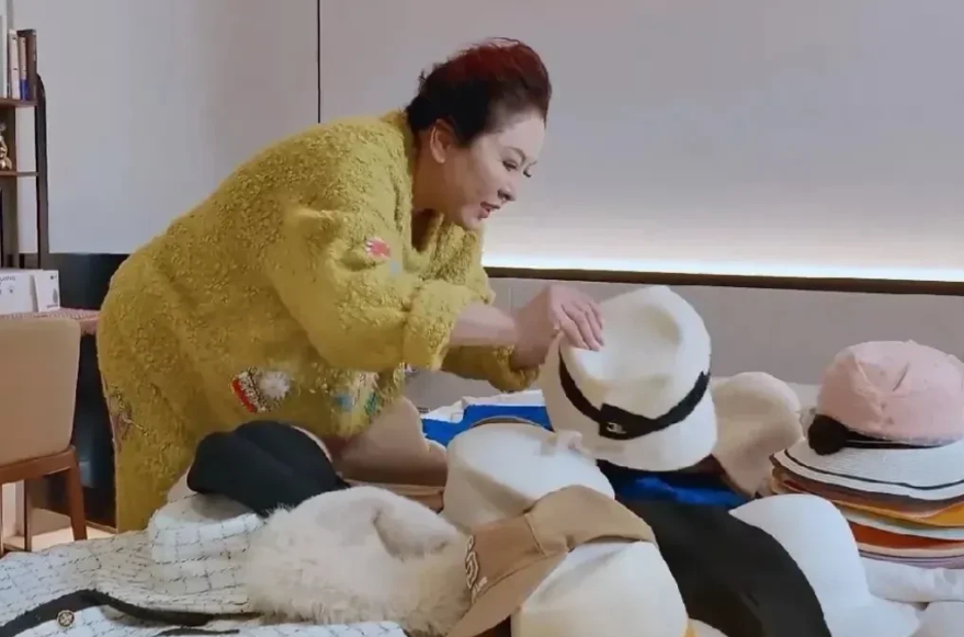 向太竟然是个帽子控，带了六个箱子就有两个箱子全部用来装帽子！
