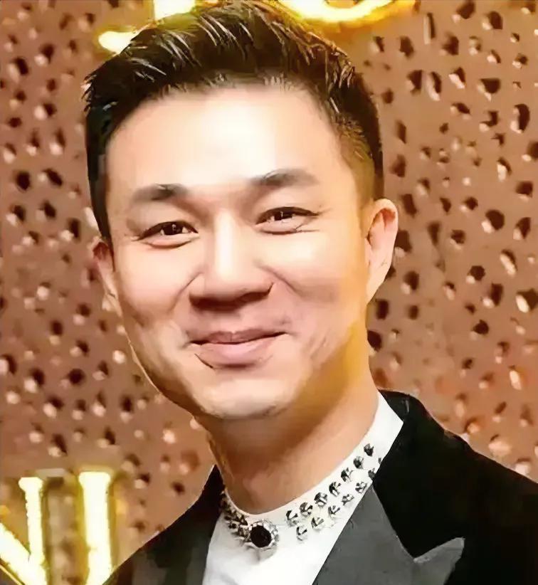 许雅钧：徐家谜一样的存在
在大众眼中，许雅钧满是神秘感。父亲离世、大S突然离去，