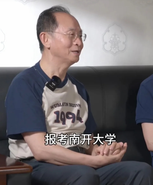 今天雷军去物美拜访张文中，两人互相打广告，雷军则更胜一筹。两人先是欢迎高考学子报