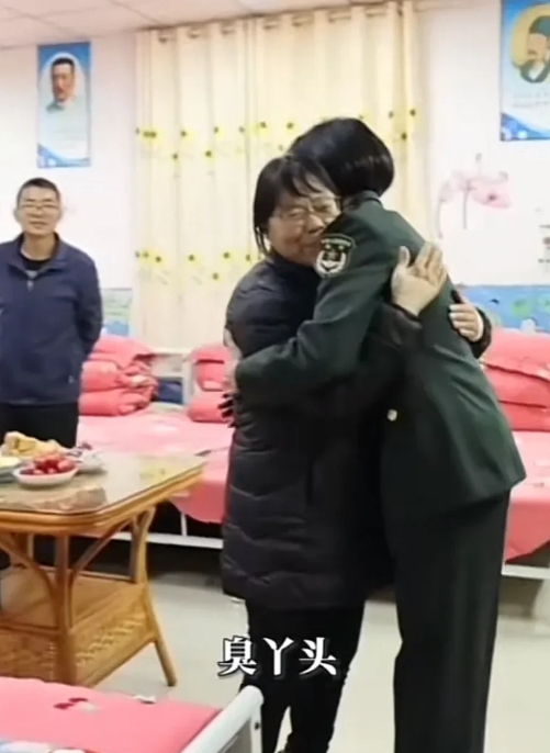 云南华坪，“三冠王”女兵丁王英回到家乡，深情告白张桂梅老师：“现在换我来保护你！